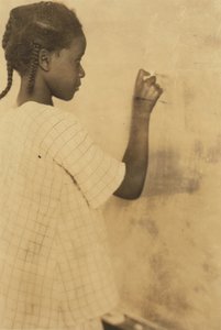 Nuori tyttö kirjoittaa liitutaululle luokkahuoneessa, Pleasant Green School, Marlinton, Pocahontas County, Länsi-Virginia, USA n. 1921 (seepiakuva) tekijältä Lewis Wickes Hine