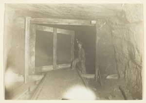Nuori trapperipoika Länsi-Virginian hiilikaivoksessa) tekijältä Lewis Wickes Hine