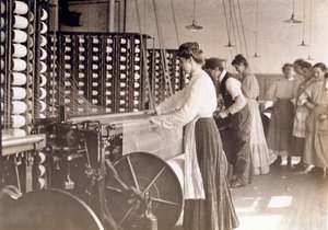Nuoret naiset työskentelevät kehruukoneella puuvillatehtaalla, Etelä-Carolinassa, 1908