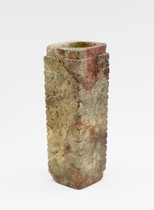 Yhdeksänkerroksinen putki (cong 琮) maskeilla, n. 3300-2250 eKr. (jade, nefriitti)