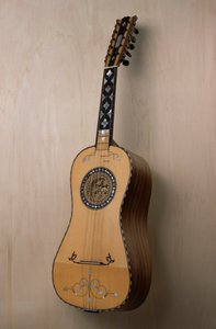 Chitarra battente (kitara), musiikki-instrumentti, joka on rakennettu luthier Pasquale Scalan työpajassa Praianossa, Campaniassa. Italia, 1900-luku tekijältä Unbekannt Unbekannt