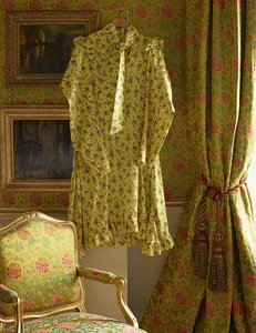 Vetementsin Burlingtonin kreivitärmekko, kevät/kesä 2016, Chatsworth House (kuva) tekijältä Unbekannt Unbekannt