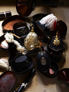 Sotilaalliset päähineet, Chatsworth House (kuva) tekijältä Unbekannt Unbekannt