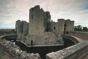 Raglan Castle, Monmouthshire, Etelä-Wales, Iso-Britannia (kuva) tekijältä Unbekannt Unbekannt