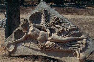 Septimus Severuksen kaaren kohokuvio Severan Forumissa, joka kuvaa siivellistä voiton jumalatarta, Libya, historiallinen Tripolitania, Leptis Magna (UNESCOn maailmanperintöluettelo). tekijältä Unbekannt Unbekannt