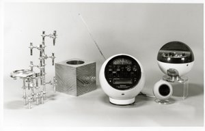 Retropöytä, jätepaperisäiliö ja musiikkisoittimet (m/w kuva) tekijältä Unbekannt Unbekannt