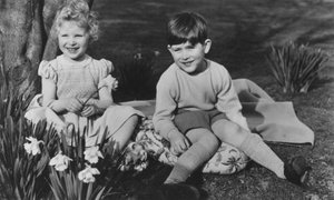 Prinssi Charles ja prinsessa Anne lapsina Balmoralissa, 28. syyskuuta 1952. tekijältä Lisa Sheridan
