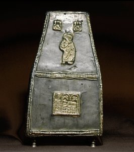 Keskiajan arkeologia (keskiaika). Barbarian Art of Lombardy: Hopealaatikko pyhäinjäännösten vastaanottamiseen (relikviaari). Lombard-taide, 8.-9. vuosisadat. Raha. Cividale del Friuli, Chretien-museo, katedraalin aarre