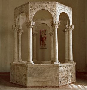 Keskiajan arkeologia (keskiaika). Lombardian barbaaritaidetta: patriarkka Calliston kastelähde (baptistere) kahdeksankulmaisessa muodossa, joka koostuu vierekkäisestä kaaresta ja korinttilaisista pylväistä. Arkkitehtuuri 730-740. Lombard-taide, 800-luku. K