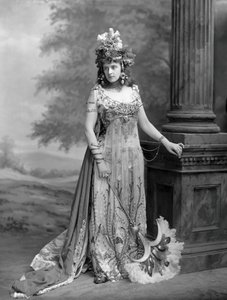 Rouva Algernon Bourke 1870-1967, os. Guendoline Irene Emily Sloane-Stanley..., 1897. tekijältä London . Photo studio Lafayette
