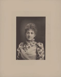 Pianisti ja säveltäjä Liza Lehmannin muotokuva 1862-1918. tekijältä London . Photo studio W. and