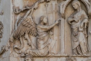 Ilmoitus, yksityiskohta kohtauksista Kristuksen elämästä, tarinoita Uudesta testamentista, Lorenzo Maitanin (ennen 1275-1330) bareljeefit, kolmas pilari, Orvieton katedraalin julkisivu, Umbria, Italia