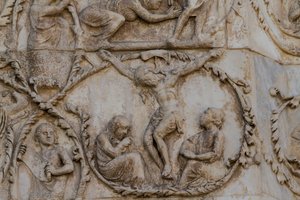 Ristiinnaulitseminen, yksityiskohta kohtauksista Kristuksen elämästä, tarinoita Uudesta testamentista, Lorenzo Maitanin (ennen 1275-1330) bareljeefit, kolmas pilari, Orvieton katedraalin julkisivu, Umbria, Italia