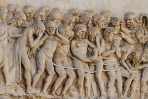 Kadotetut kulkevat helvettiin, yksityiskohta teoksesta Viimeisen tuomion kohtaukset, Apokalypsin tarinat, Lorenzo Maitanin (ennen 1275-1330) ja apuvälineen tekemät kohokuvat, neljäs pilari, Orvieton katedraalin julkisivu, Umbria, Italia.