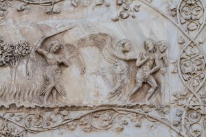 Karkotettu Eedenistä, yksityiskohta Stories of Genesisistä, Lorenzo Maitanin (ennen 1275-1330) bareljeefit, ensimmäinen pilari, Orvieton katedraalin sivujulkisivu, Umbria, Italia