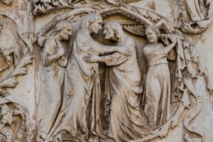 Maria Elisabetin luona, yksityiskohta kohtauksista Kristuksen elämästä, tarinoita Uudesta testamentista, Lorenzo Maitanin (ennen 1275-1330) bareljeefit, kolmas pilari, Orvieton katedraalin julkisivu, Umbria, Italia