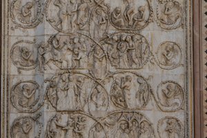 Kohtauksia Kristuksen elämästä, tarinoita Uudesta testamentista, Lorenzo Maitanin (ennen 1275-1330) bareljeefit, kolmas pilari, Orvieton katedraalin julkisivu, Umbria, Italia tekijältä Lorenzo Maitani