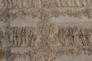 Viimeisen tuomion kohtaukset, Apokalypsin tarinat, Lorenzo Maitanin (ennen 1275-1330) bareljeefit ja avustajat, neljäs pilari, Orvieton katedraalin julkisivu, Umbria, Italia