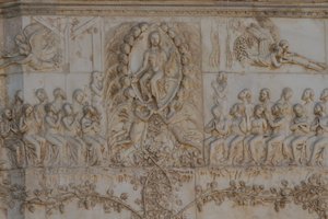 Viimeisen tuomion kohtaukset, Apokalypsin tarinat, Lorenzo Maitanin (ennen 1275-1330) bareljeefit ja avustajat, neljäs pilari, Orvieton katedraalin julkisivu, Umbria, Italia