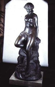 Sara kylpijä (pronssi) tekijältä Louis Charles Hippolyte Buhot