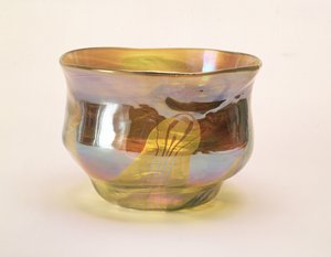 Favrile Bowl, Glass Decorating Companylle, New York, n. 1894 (keltainen lasi irisoimalla)