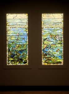 Ikkuna meritähtillä ("kevät") ja ikkuna merivuokolla ("kesä"), n. 1885-1895 (lasia, lyijyä, rautaa ja puurunkoa (alkuperäinen)) tekijältä Louis Comfort Tiffany