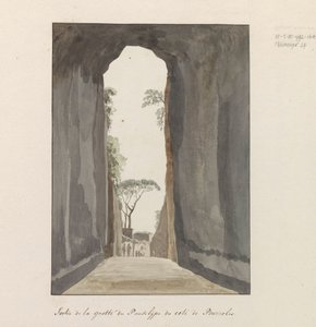 Uitgang van grot Crypta Neapolitana (Grotta di Posillipon) aan de kust van Pozzuoli Uloskäynti Pausilype-luolasta lähellä Pozzuolia (otsikko esineessä) Matkat Italiassa, Sisiliassa ja Maltassa - 1778 (sarjan nimi) tekijältä Louis Ducros