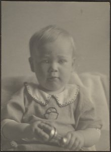 [Vauva pitelee hopeista helistintä]