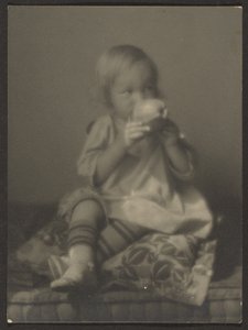 [Lapsi ja omena] tekijältä Louis Fleckenstein