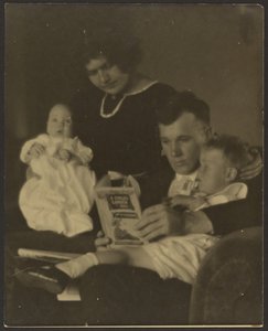 [Perhemuotokuva ja A Child