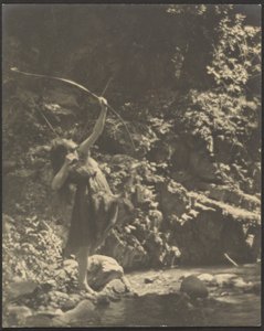 [Naisjousimies metsässä]