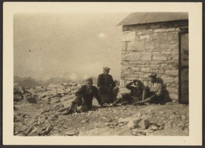 [Figures and Stone Building] tekijältä Louis Fleckenstein