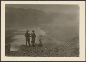 [Figures at Desert Oasis] tekijältä Louis Fleckenstein