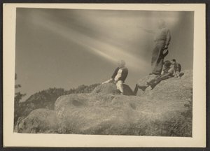 [Figures on Rocks] tekijältä Louis Fleckenstein