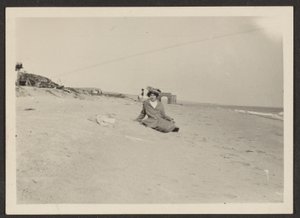[Florence on Beach] tekijältä Louis Fleckenstein