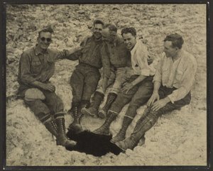 [Ryhmäkuva istumassa pystysuoran luolan suulla, San Jacinto Peak] tekijältä Louis Fleckenstein