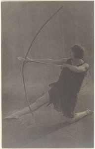 [Polvistuva jousimies]