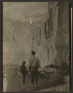 Liberty Cap ja Nevada Falls, kuvattu Ledge Trail -polulta, Yosemiten kansallispuisto tekijältä Louis Fleckenstein