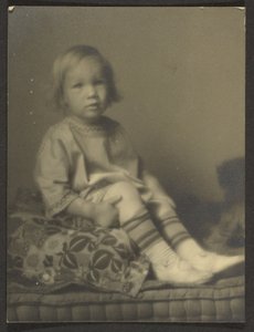 [Pieni tyttö tyynyllä] tekijältä Louis Fleckenstein