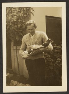 [Mies kyyhkyjen kanssa] tekijältä Louis Fleckenstein