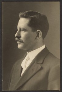 [Mies valkoisen solmion kanssa] tekijältä Louis Fleckenstein