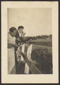 [Ihmiset syövät melonia] tekijältä Louis Fleckenstein