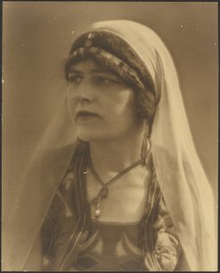 [Nautch-tytön muotokuva] tekijältä Louis Fleckenstein
