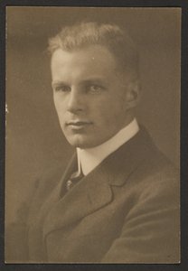 [Muotokuva miehestä, jolla on Crew Cut] tekijältä Louis Fleckenstein