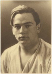 [Muotokuva nuoresta miehestä raidallisessa paidassa] tekijältä Louis Fleckenstein