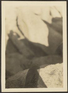 [Shoe on Rocks] tekijältä Louis Fleckenstein