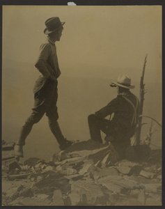 [Kaksi miestä katsomassa kaukaisuuteen (mahdollisesti Old Baldy Peak)] tekijältä Louis Fleckenstein