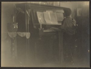 [Nainen soittaa pianoa] tekijältä Louis Fleckenstein
