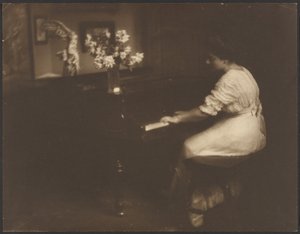 [Pianoa soittava nainen] tekijältä Louis Fleckenstein