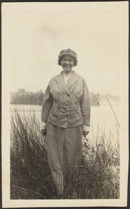 [Nainen seisoo ruovikossa] tekijältä Louis Fleckenstein